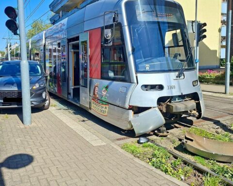 Verkehrsunfall zwischen Straßenbahn und Pkw mit Feuerwehr- und Rettungseinsatz in Ratingen.