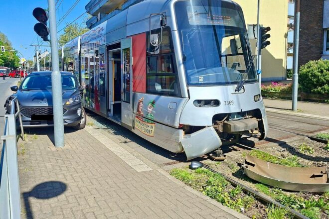 Straßenbahn kollidiert mit Auto in Ratingen