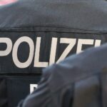 Polizei bei gefährlicher Auseinandersetzung in Augsburg mit bewaffnetem Mann und beschädigten Fahrrädern.