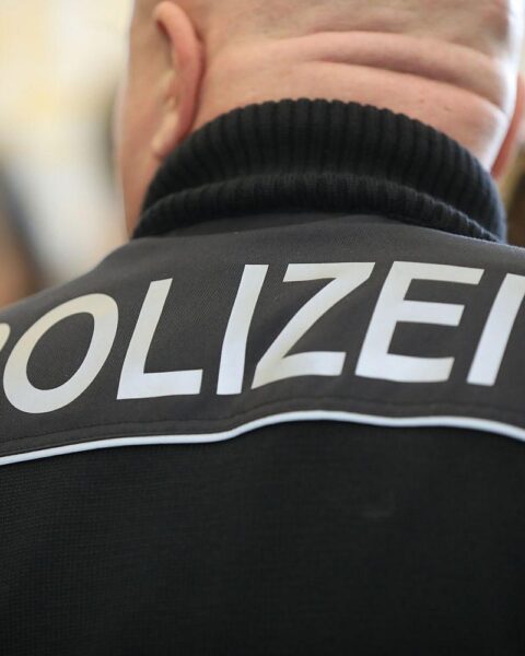 Polizist am Telefon, während Stromausfall in Bad Kreuznach notiert wird.
