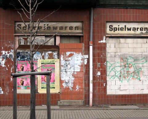 Leerstehende Häuser symbolisieren die Herausforderungen strukturschwacher Regionen, die EU-Förderung dringend benötigt.