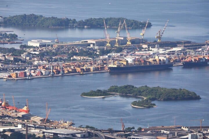 Hafen von Rio de Janeiro; Symbol für globale Handelsabkommen und wirtschaftliche Vernetzung.