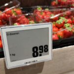 Erdbeeren im Supermarkt symbolisieren den Alltag, betroffen von geplanter Mehrwertsteuererhöhung und Preisanstieg.