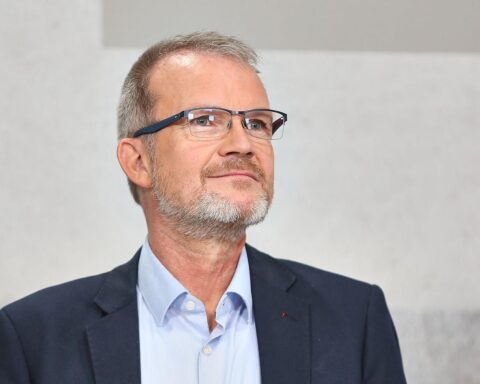 Jens Baas diskutiert Reformen im Gesundheitswesen und kritisiert die Pharmaindustrie.