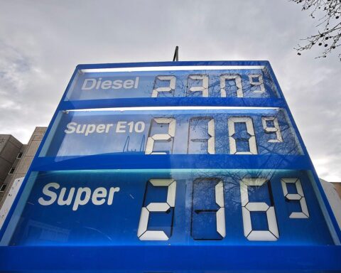 Tankstelle mit Zapfsäulen und Preisen, symbolisch für steigende und sinkende Kraftstoffkosten.