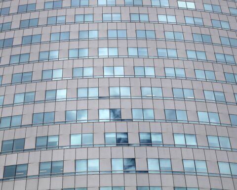 Moderne Bürofassade, die die wirtschaftlichen Veränderungen in Nordrhein-Westfalen symbolisiert.