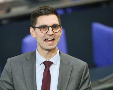 Sepp Müller diskutiert Energiesteuersenkung vor Bundestagsabstimmung; Fokus auf Unterstützung für Pendler und Familien.