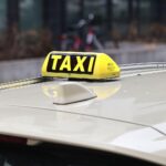Abgestelltes Taxi in München-Obergiesing vollständig ausgebrannt, Feuerwehrattacke gegen die Flammen.