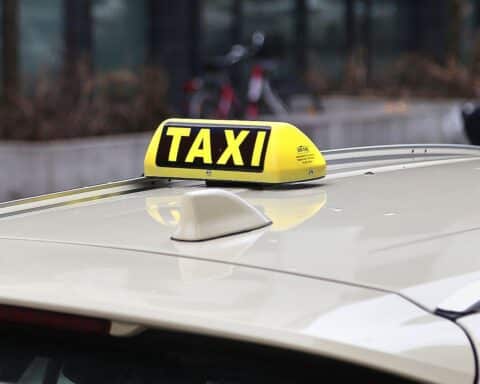 Abgestelltes Taxi in München-Obergiesing vollständig ausgebrannt, Feuerwehrattacke gegen die Flammen.