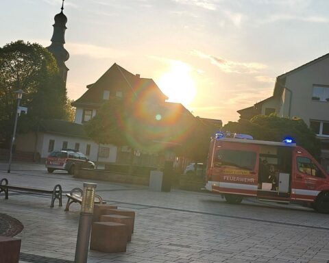 Kellerbrand in Bad Bergzabern, Feuerwehr im Einsatz, technische Ursache vermutet, eine Person verletzt.
