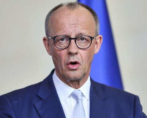 Friedrich Merz telefoniert diplomatisch mit Shehbaz Sharif über Frieden im Nahen Osten.