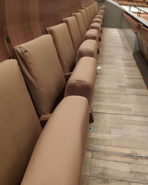 Demonstrierende vor einem Theater, Transparente fordernd für mehr finanzielle Unterstützung für Kunst und Kultur.