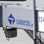 Flughafen mit Abflugzeugen, Justizbeamte und wohlwollende Rückführung von Migranten in Serbien und Nordmazedonien.