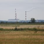 Ein Kraftwerk symbolisiert Thüringens industrielle Herausforderungen und den Umsatzrückgang der Branche.