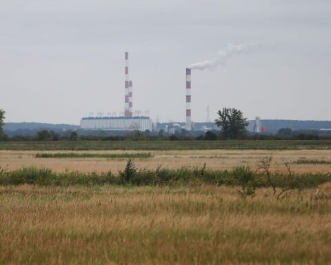Ein Kraftwerk symbolisiert Thüringens industrielle Herausforderungen und den Umsatzrückgang der Branche.