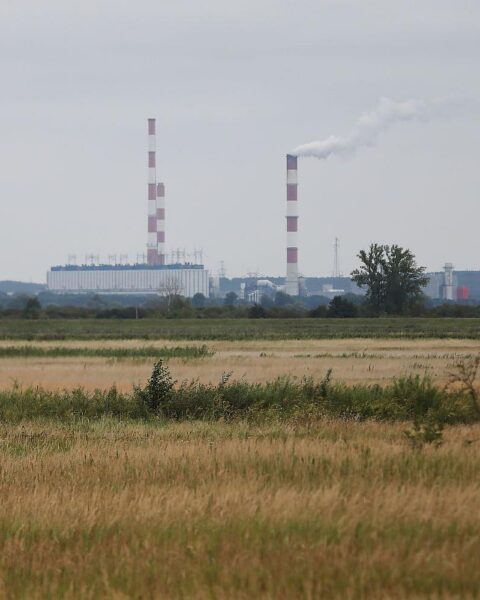 Ein Kraftwerk symbolisiert Thüringens industrielle Herausforderungen und den Umsatzrückgang der Branche.