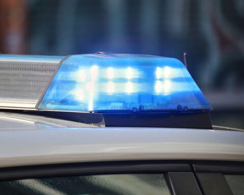 Ein Pedelec-Unfall: Radfahrer stürzt tödlich, Polizei ermittelt, Hinweisgeber gesucht.