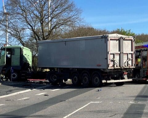 Schwerer Verkehrsunfall in Hagen: Totalschaden, eingeklemmter Fahrer, L135 gesperrt, Verletzte, Verkehrsbehinderungen.