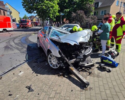 Schwerer Verkehrsunfall mit zerstörtem Auto, Baum und Einsatzkräften auf der Alstadener Straße.
