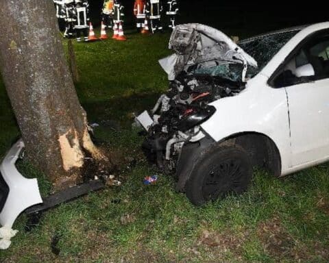 Schrecklicher Unfall, Auto gegen Baum, Rettungsdienst und Polizei vor Ort, Jugendliche betroffen.