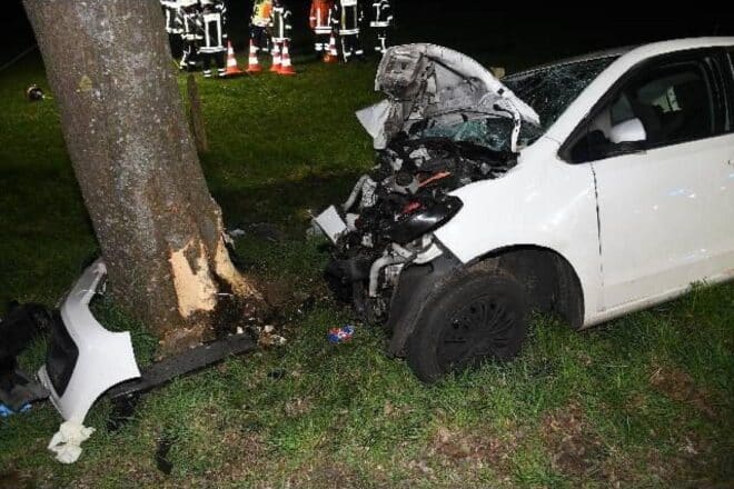 Tödlicher Unfall bei Hemmoor fordert Todesopfer und mehrere Schwerverletzte
