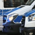 Einsatzkräfte sichern den Ort des Geschehens nach Schüssen in Neustadt in Sachsen.
