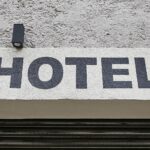 Steigende Gästeankünfte und Übernachtungen in nordrhein-westfälischen Hotels im Februar 2026.