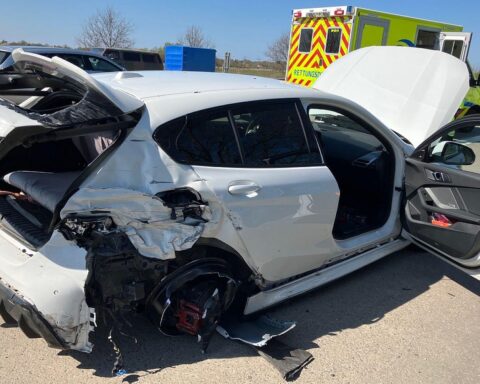 Schwerer Verkehrsunfall auf Autobahn 27, zwei Fahrzeuge, Polizei, Bergungsarbeiten, Verkehrsbehinderungen.