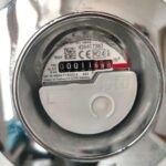 Wasserzähler vor verunreinigtem Trinkwasser; Hinweis auf Gesundheitsrisiko und sauberes Trinkwasser bereitgestellt.