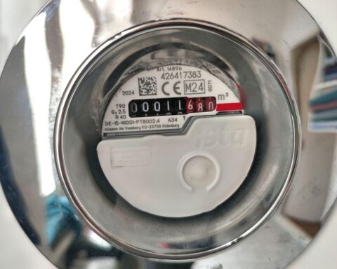 Wasserzähler vor verunreinigtem Trinkwasser; Hinweis auf Gesundheitsrisiko und sauberes Trinkwasser bereitgestellt.