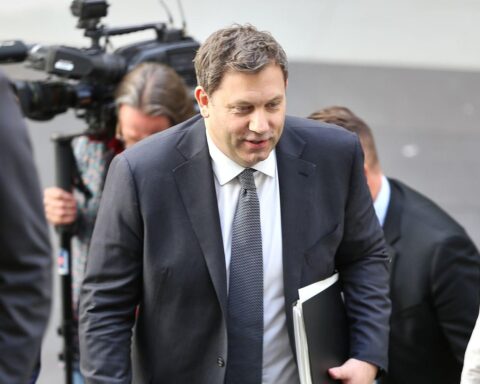 Lars Klingbeil diskutiert zu Haushaltskürzungen und Steuerpolitik in Berlin, 29.04.2026.