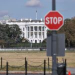 Weißes Haus im Hintergrund, symbolisiert diplomatische Spannungen zwischen Iran und USA über Handelsblockade.