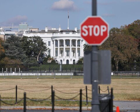 Weißes Haus im Hintergrund, symbolisiert diplomatische Spannungen zwischen Iran und USA über Handelsblockade.