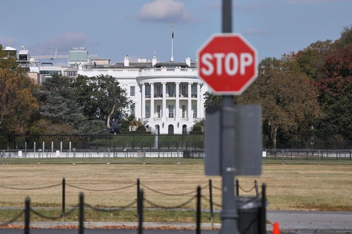 Weißes Haus im Hintergrund, symbolisiert diplomatische Spannungen zwischen Iran und USA über Handelsblockade.