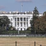 Weißes Haus im Hintergrund, Trump im Vordergrund, symbolisiert den verlängerten Waffenstillstand im Iran.