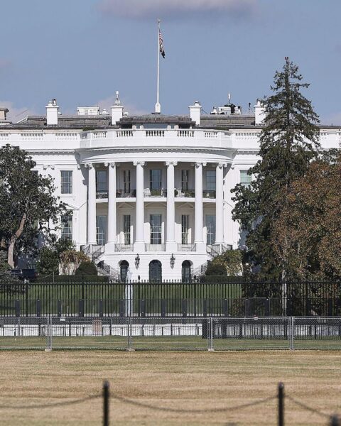 Weißes Haus im Hintergrund, Trump im Vordergrund, symbolisiert den verlängerten Waffenstillstand im Iran.