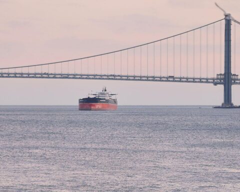 Öl-Tanker auf dem Weg zur US-Ostküste, Symbol für Trumps Energiepolitik und Exporte.