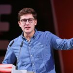 Philipp Türmer präsentiert sich bei einer politischen Veranstaltung zur Gesundheitsreform.