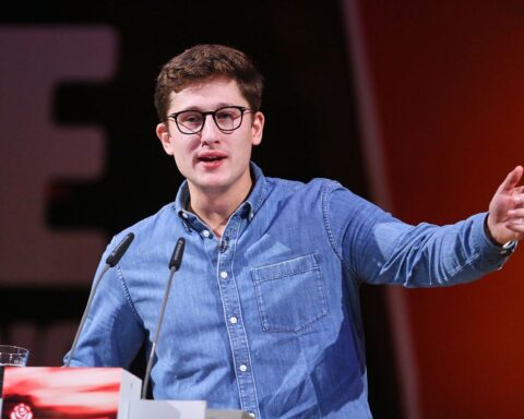 Philipp Türmer präsentiert sich bei einer politischen Veranstaltung zur Gesundheitsreform.