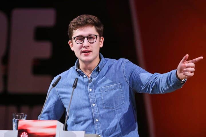 Philipp Türmer präsentiert sich bei einer politischen Veranstaltung zur Gesundheitsreform.