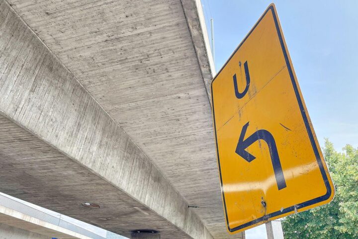 Umleitungsschild für Tunnel-Sperrung in Bergisch Gladbach, Wartungsarbeiten an sicherheitstechnischen Anlagen.