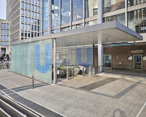 Frankfurter U-Bahn mit reduzierten Fahrten wegen Brückenproblemen und geplantem Neubau.