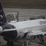 Lufthansa-Maschine vor Streikankündigung, betroffene Flughäfen in Deutschland symbolisieren Reisestörungen.