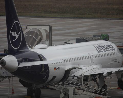 Lufthansa-Maschine vor Streikankündigung, betroffene Flughäfen in Deutschland symbolisieren Reisestörungen.