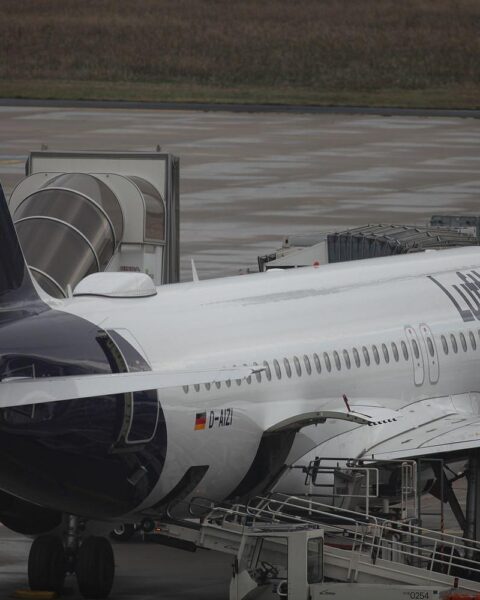Lufthansa-Maschine vor Streikankündigung, betroffene Flughäfen in Deutschland symbolisieren Reisestörungen.