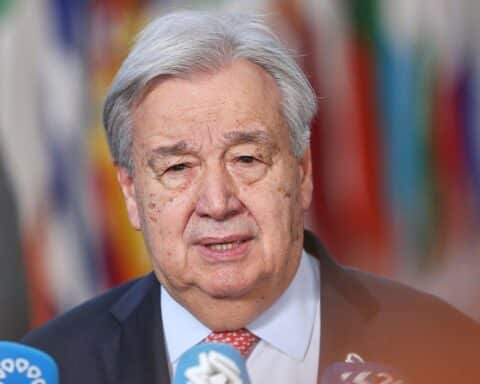 Antonio Guterres verurteilt tödlichen Angriff auf UN-Friedenstruppen im Libanon, fordert Waffenruhe.