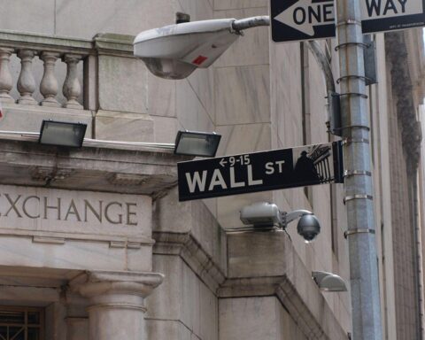 US-Börsen steigen. Anleger optimistisch, Euro stärker, Ölpreis gesunken, Goldpreis steigt.