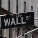 Wallstreet-Ansicht mit Börsentickern, Anlegern, und Sorgen um Ölpreise und internationale Verhandlungen.