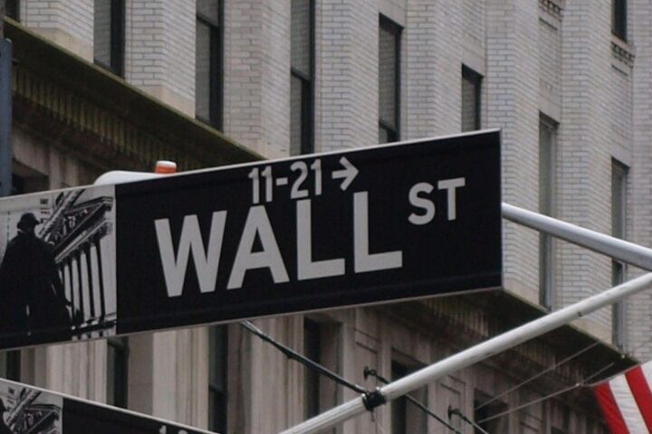 Wallstreet-Ansicht mit Börsentickern, Anlegern, und Sorgen um Ölpreise und internationale Verhandlungen.