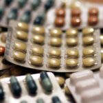 Tabletten auf einem Tisch, symbolisieren neue US-Zölle auf Arzneimittel und Inhaltsstoffe.